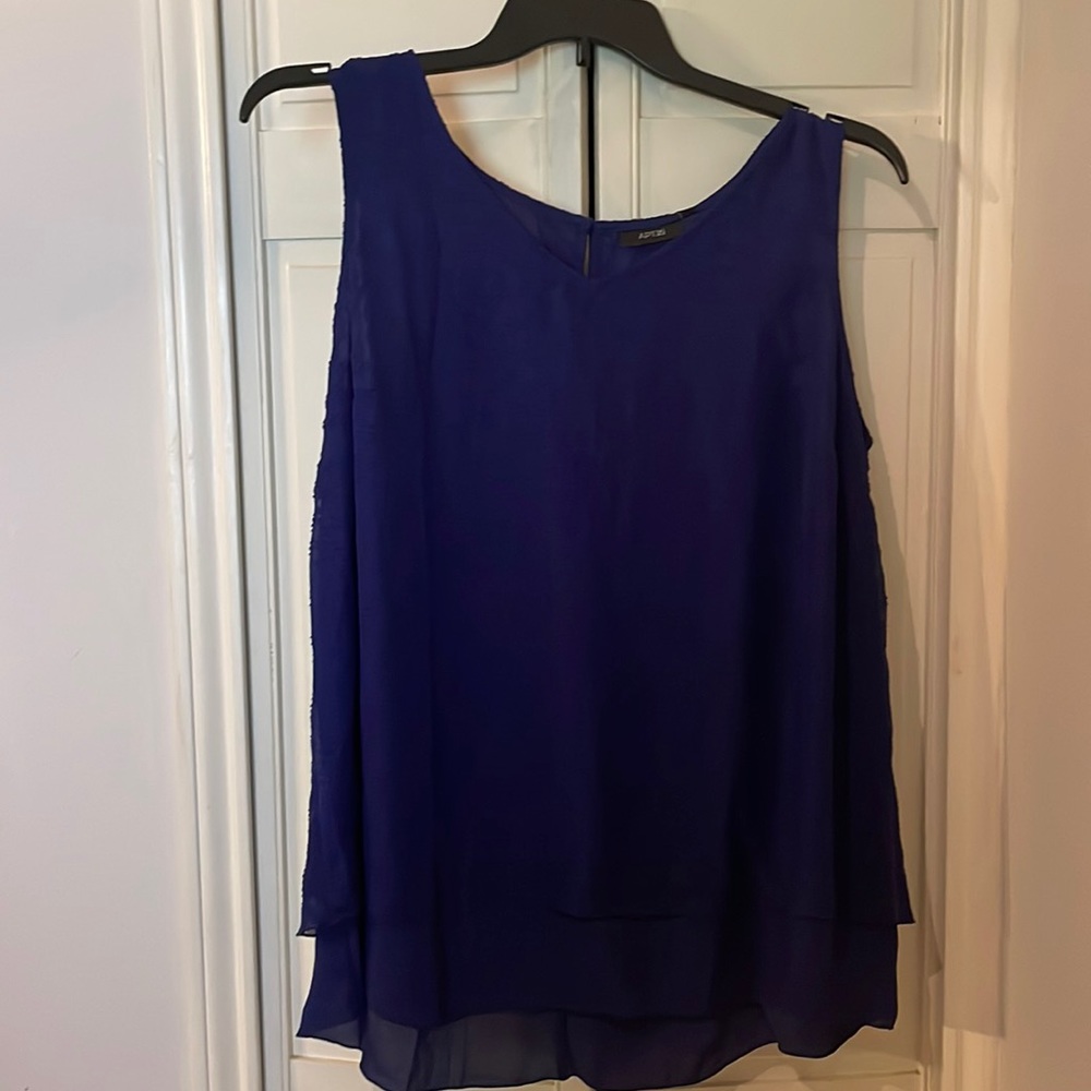 Apt 9 top